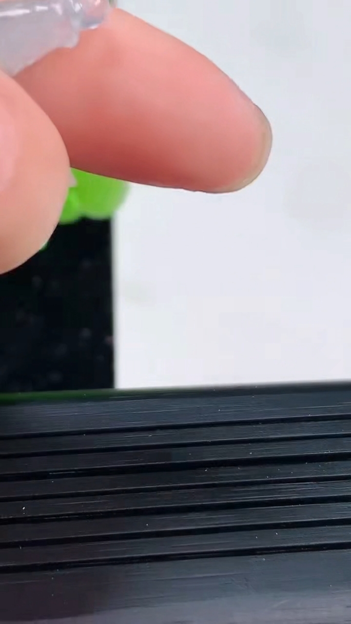 天然A货翡翠年年有余吊坠尺寸29.5-10.9-3.7重量:2.20g
4月4日