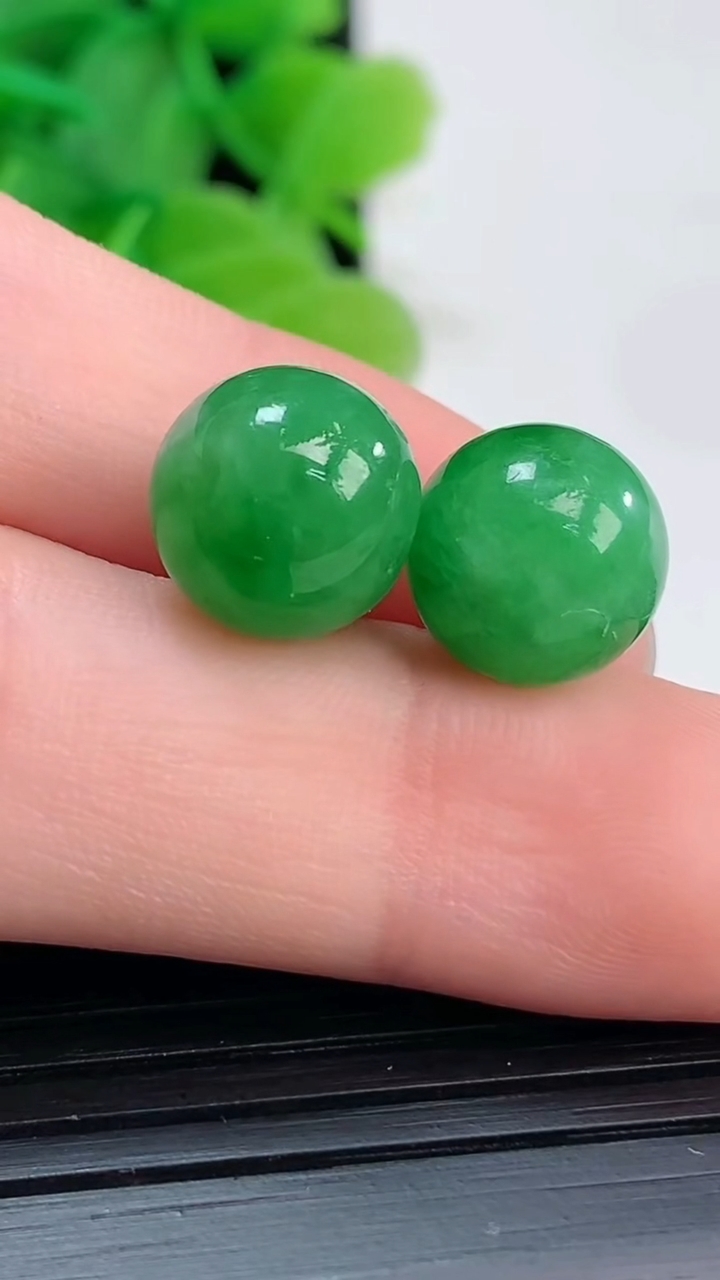 天然A货翡翠圆珠镶嵌件尺寸9.9重量:3.49g
4月4日