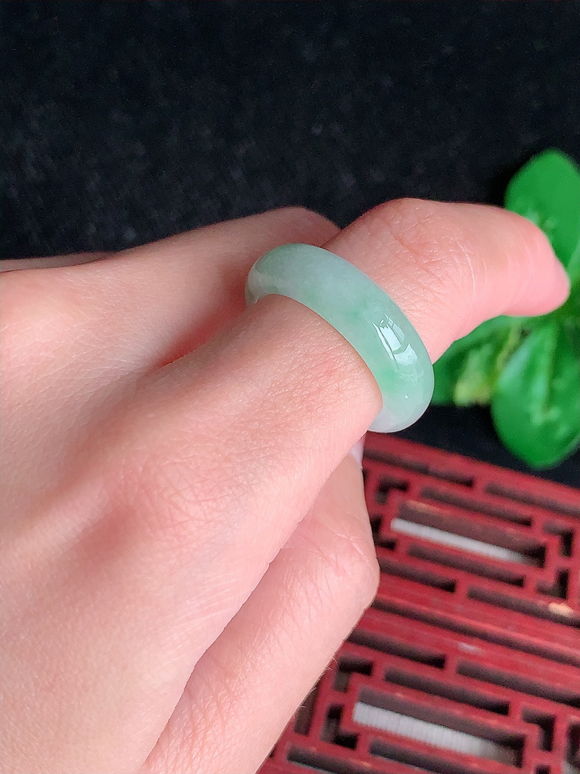 天然A货翡翠飘绿素面戒指 
尺寸17.2-6.5-3.8mm 重量4.46g 0404