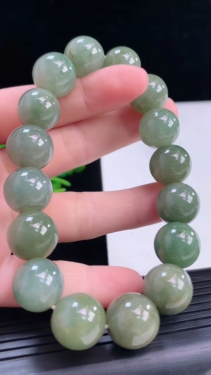 天然A货翡翠圆珠手串尺寸13.8-16颗重:64.28g 664月4日
工厂直销收藏佳品,种好水足，色泽均匀，有种有色，上手高大气！