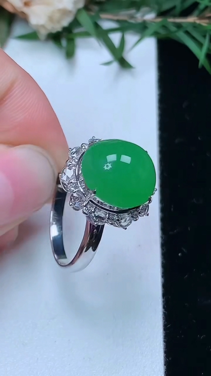 天然A货翡翠蛋面戒指，尺寸17.2-11.9-10.8，重量:4.31g2026年4月4日
工厂直销收藏佳品,种好水足，色泽均匀，有种有色，上手高大气！