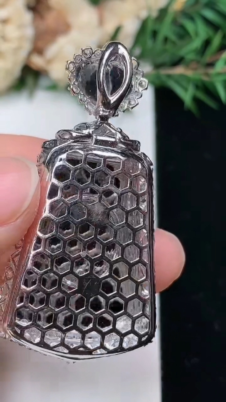 天然A货翡翠无事牌吊坠，尺寸47.8-24.3-10.5，裸石26.2-19.8，重量:11.80g
4月4日