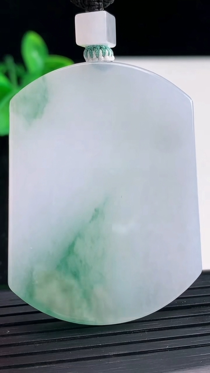 天然A货翡翠飘花无事牌吊坠尺寸54-41-6重量:43.76g
4月4日