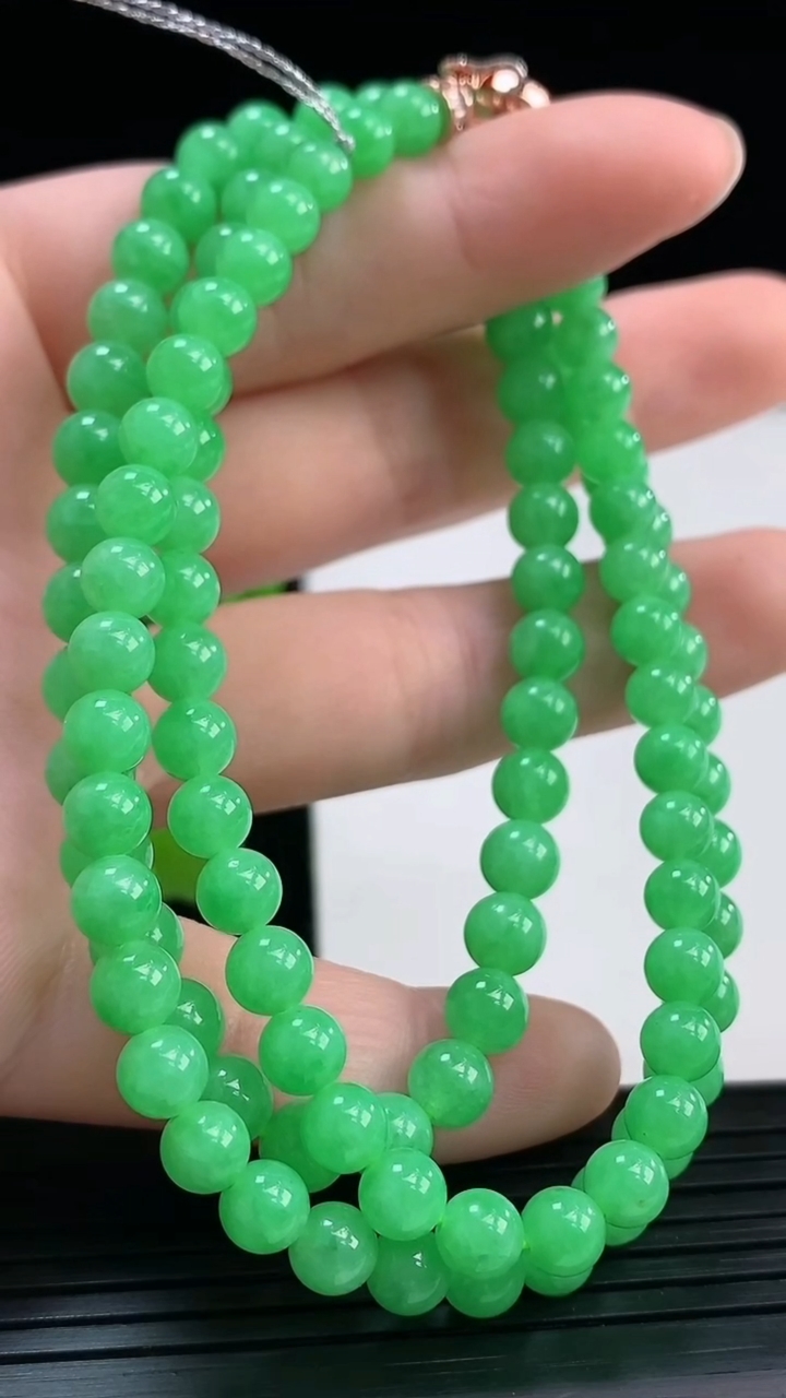 天然A货翡翠圆珠项链尺寸5.5-108颗重量:32.66g
4月4日