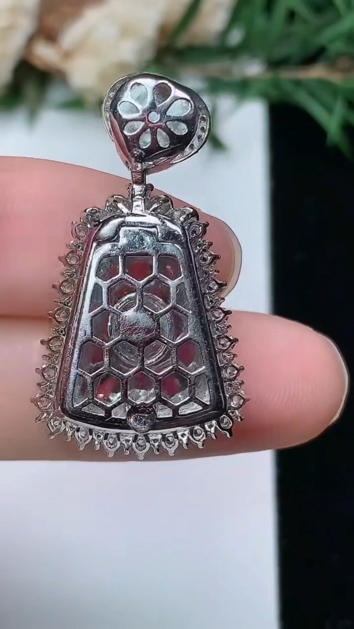 天然A货翡翠无事牌吊坠，尺寸30.4-17-8.7，裸石15.2-11.2，重量:4.97g
4月4日，重量:4.97g