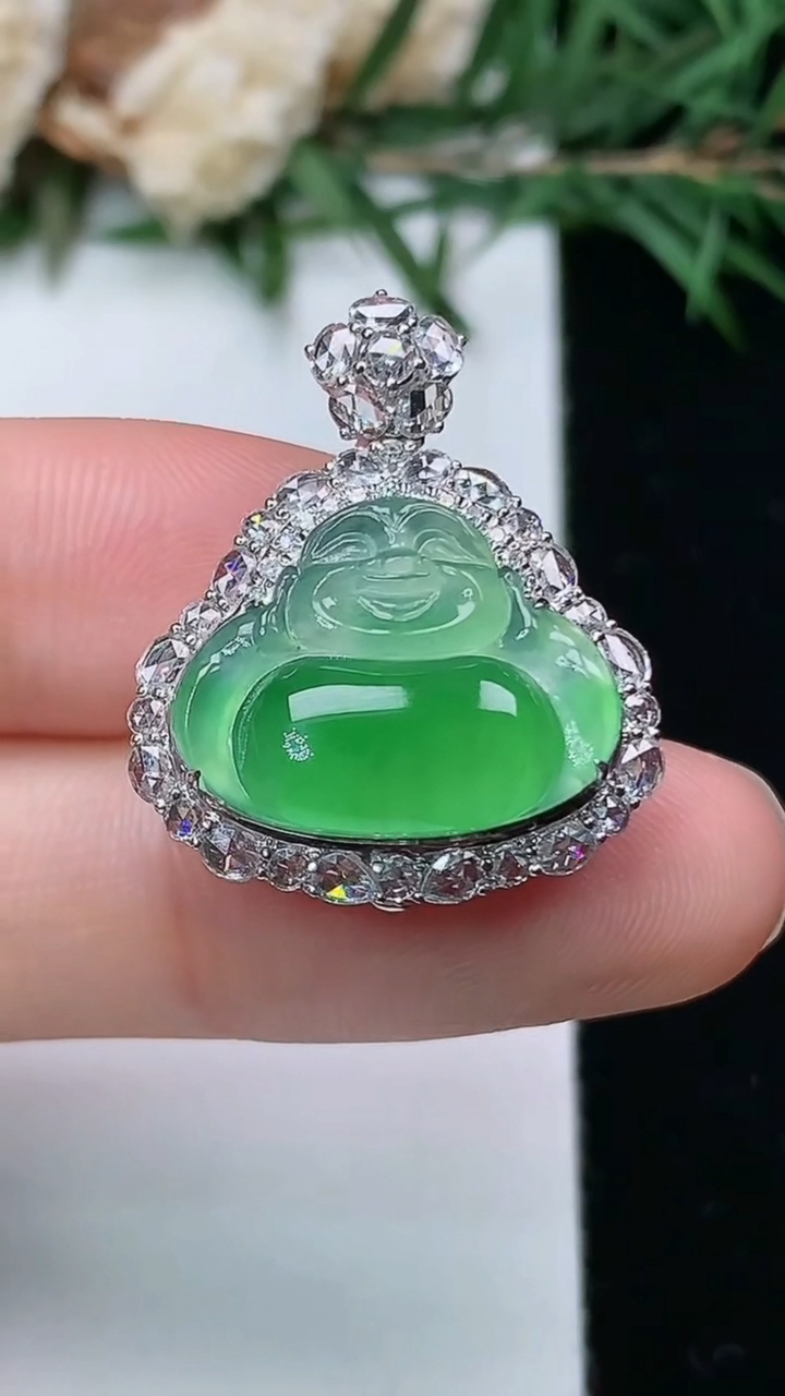 天然A货翡翠佛公吊坠，尺寸25-20.7-10.7，裸石13-16.8，重量:4.69g
4月4日