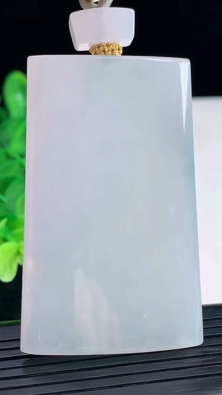 天然A货翡翠无事牌吊坠尺寸59.7-37.6-6.7重量50.33g
4月4日