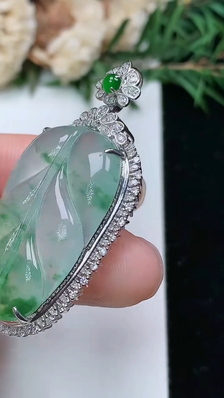 天然A货翡翠金枝玉叶 叶子吊坠，尺寸43.2-22-10.3，裸石29.2-18.6，重量:8.40g
4月4日