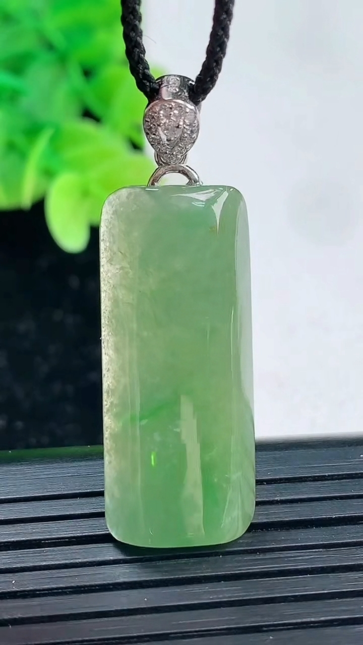 天然A货翡翠无事牌吊坠尺寸30.6-13.1-4.4重量:4.96g
4月4日