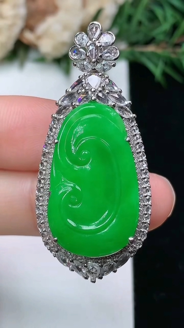 天然A货翡翠如意吊坠，尺寸42.9-19.2-10，裸石24.3-14.5
4月4日，重量:10.75g