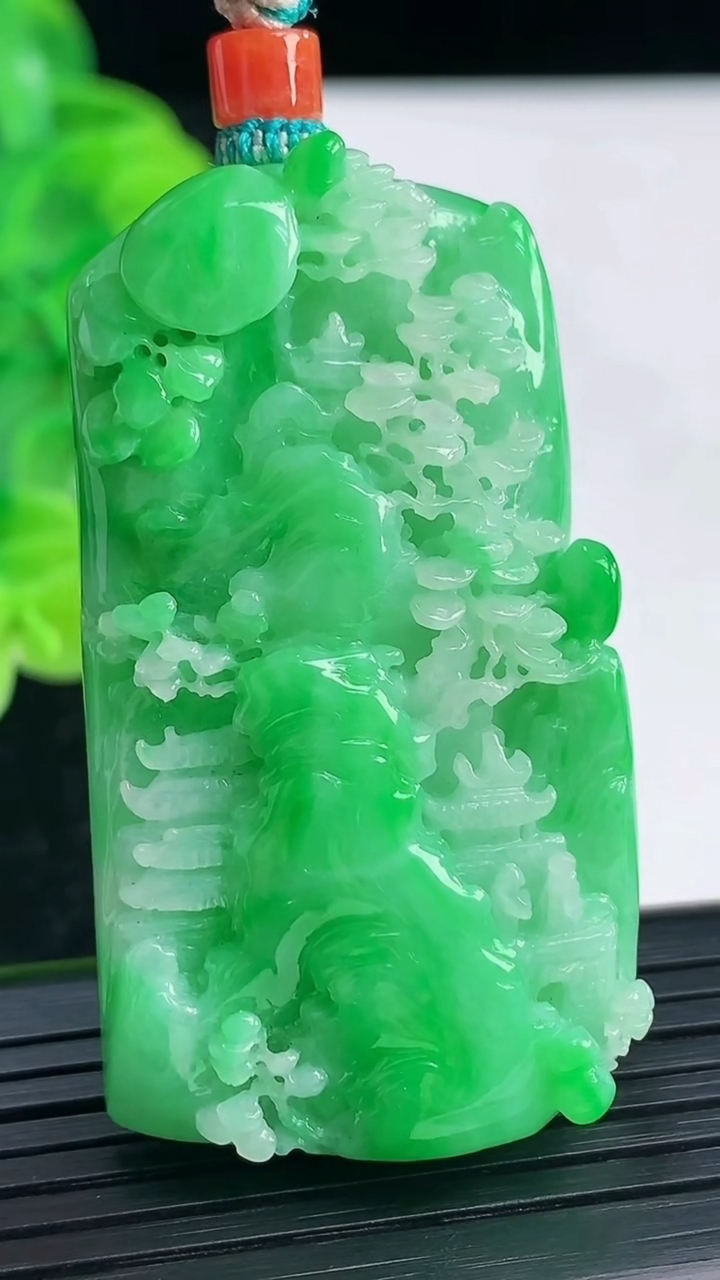 天然A货翡翠山水牌吊坠尺寸49.7-27.6-11.8重量:39.69g
4月4日