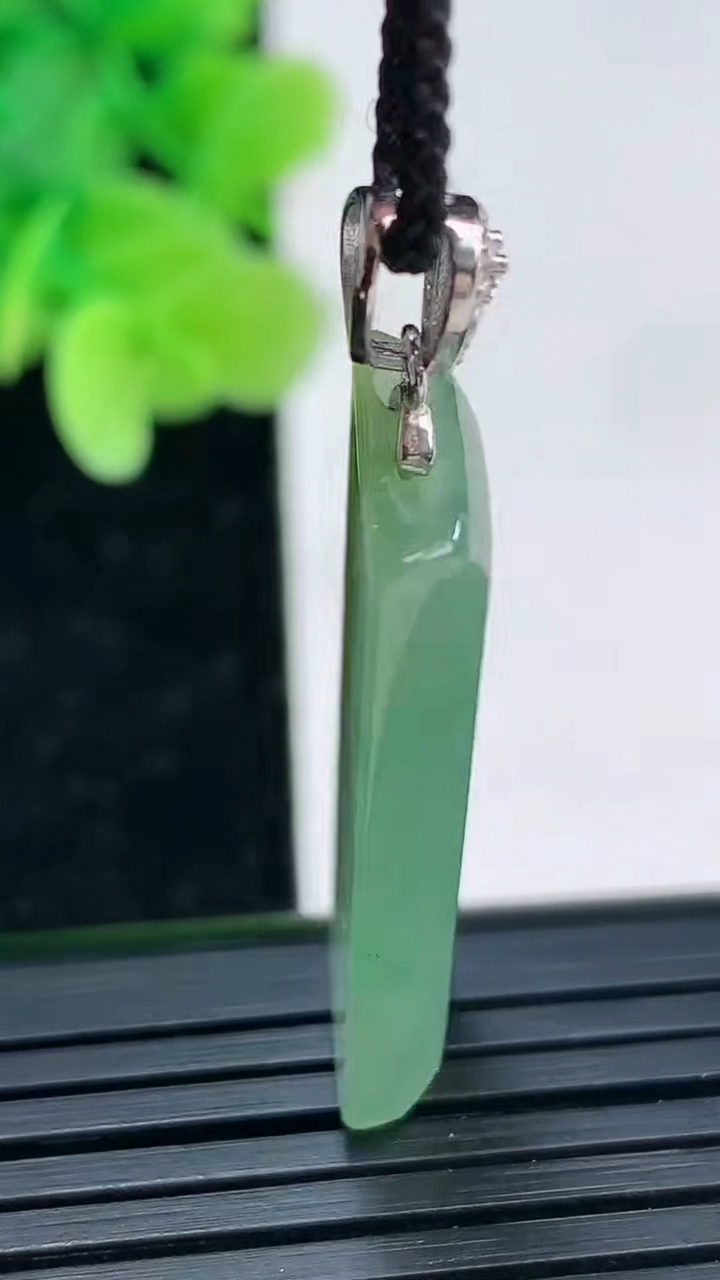 天然A货翡翠无事牌吊坠尺寸28.9-13.6-4.2重量:5.06g
4月4日