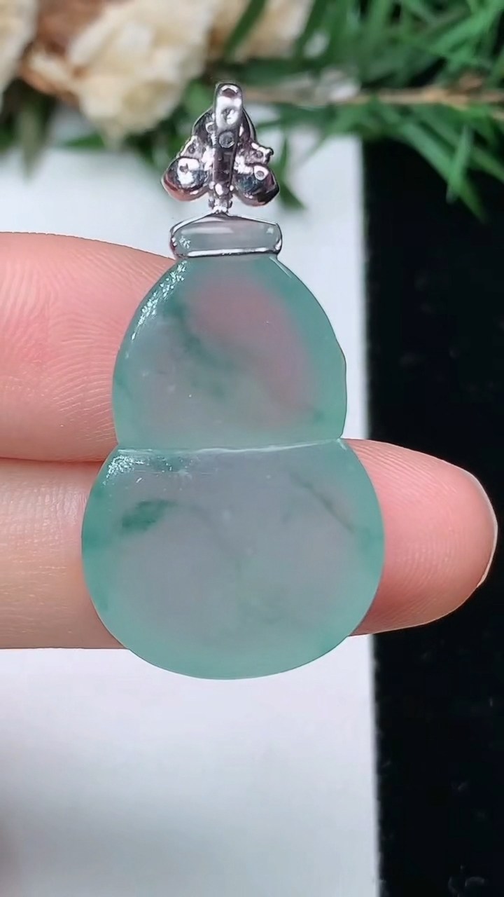 天然A货翡翠飘花葫芦吊坠，尺寸26-17.4-6，重量:5.15g
4月4日