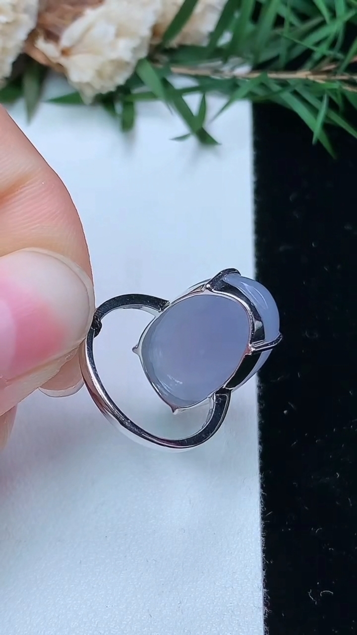 天然A货翡翠k金紫罗兰蛋面戒指，尺寸15.9-19.6-12.3，重量:5.64g2026年4月4日
工厂直销收藏佳品,种好水足，色泽均匀，有种有色，上手高大气！