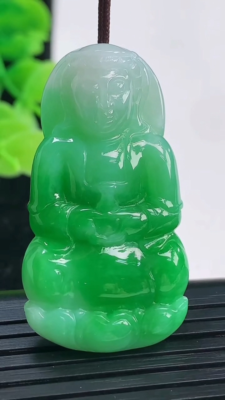 天然A货翡翠观音菩萨吊坠尺寸40.3-21.9-6.6重量:11.35g
4月4日