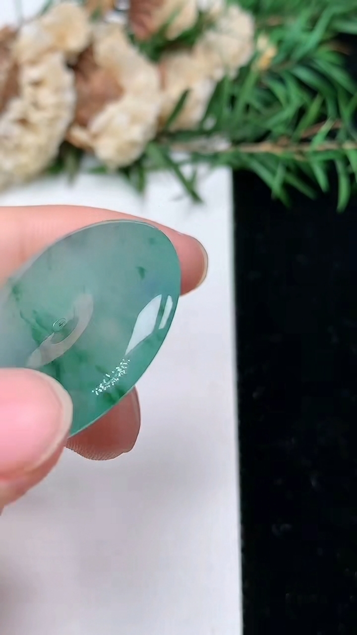 天然A货翡翠飘花平安扣吊坠，尺寸31.2-5.3，重量:10.53g
4月4日