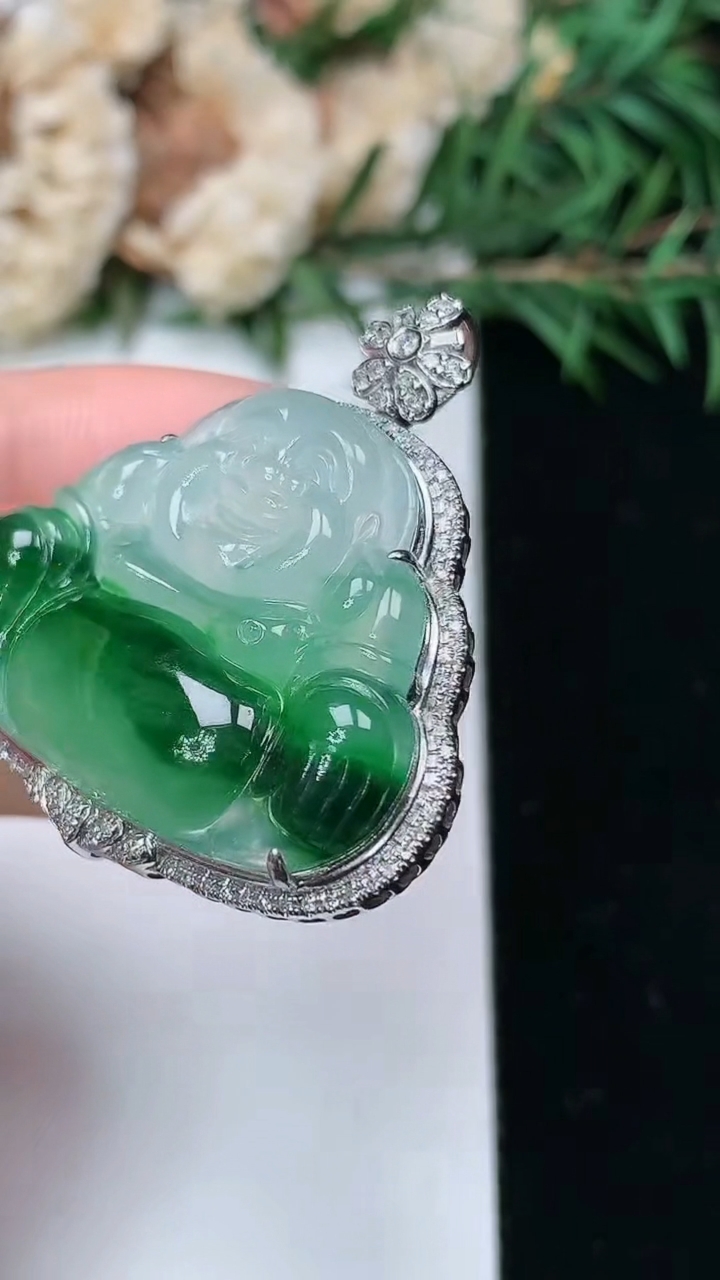 天然A货翡翠佛公吊坠，尺寸35.2-32.5-7.8，裸石23.7-29.9，重量:9.21g
4月4日，重量:9.21g