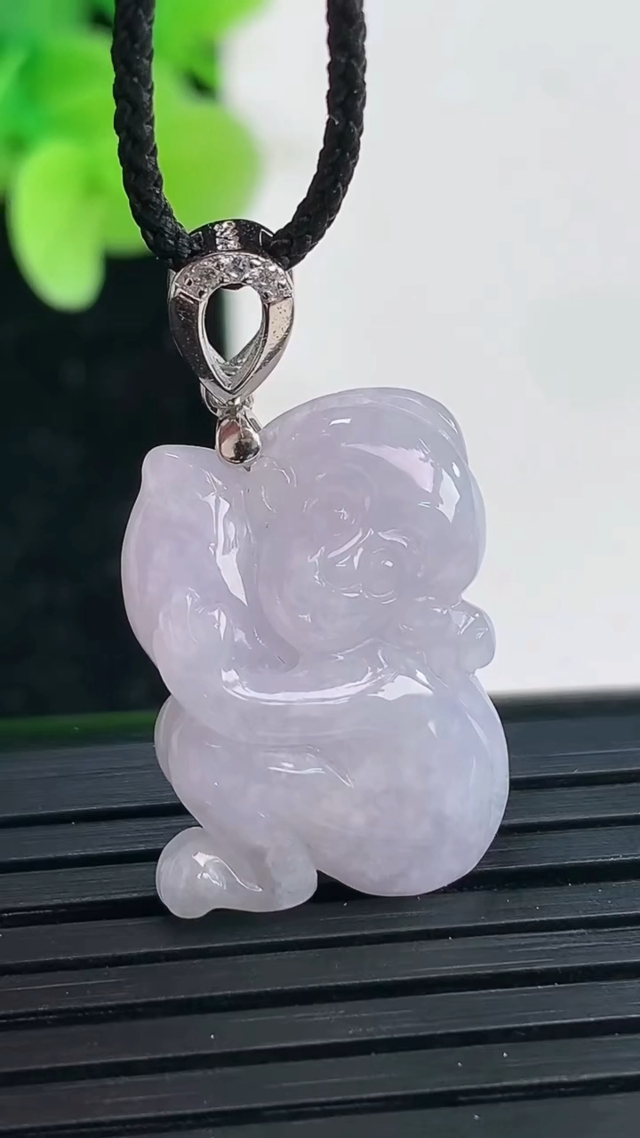 天然A货翡翠紫罗兰生肖猴吊坠尺寸22.2-15-6.2重量:3.93g
4月4日