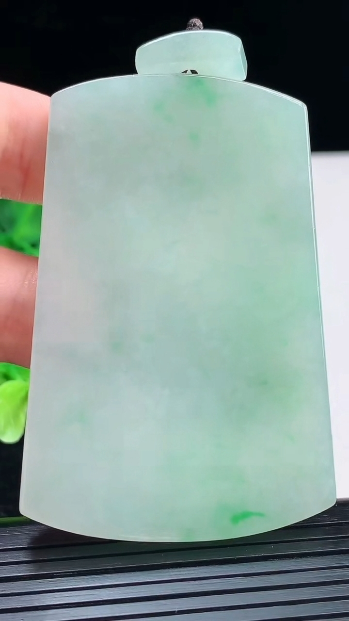 天然A货翡翠无事牌吊坠尺寸63.5-42.1-5.5重量:46.09g
4月4日