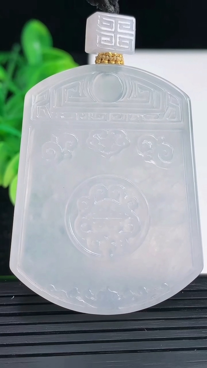 天然A货翡翠仿古无事牌吊坠尺寸52.4-40.2-4.9重量:34.62g
4月4日