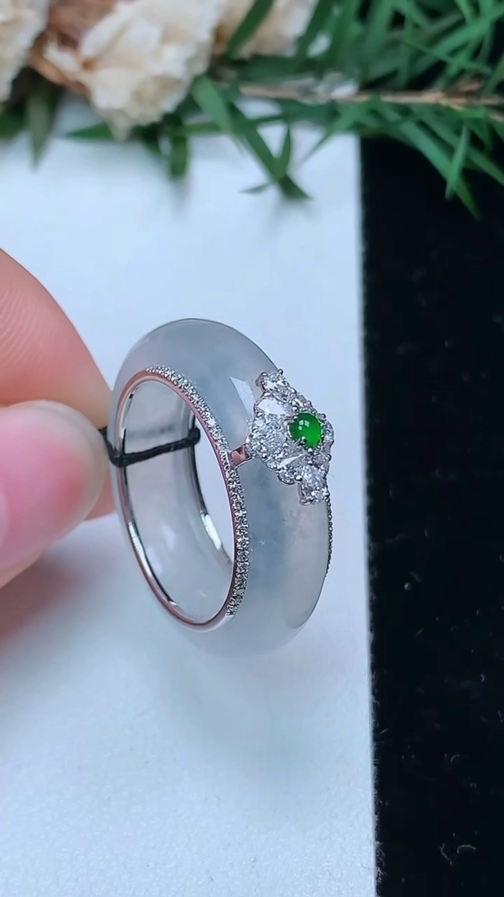 天然A货翡翠白冰指环戒指，尺寸17.8-6-3.8，重量:6.10g2026年4月4日
工厂直销收藏