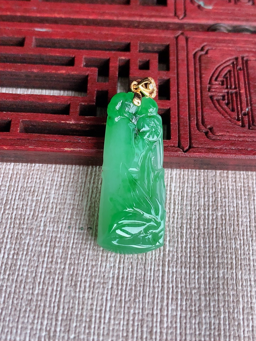 天然A货翡翠18K金扣头飘绿竹节节节高升吊坠 
尺寸31-12.5-5.8mm 重量5.00g 04