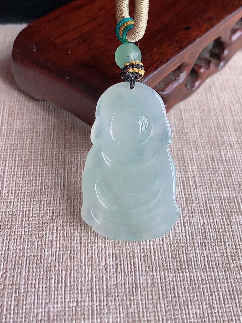 天然A货翡翠晴水财神爷吊坠 
尺寸37.2-23.8-7.8mm 重量15.05g 0404