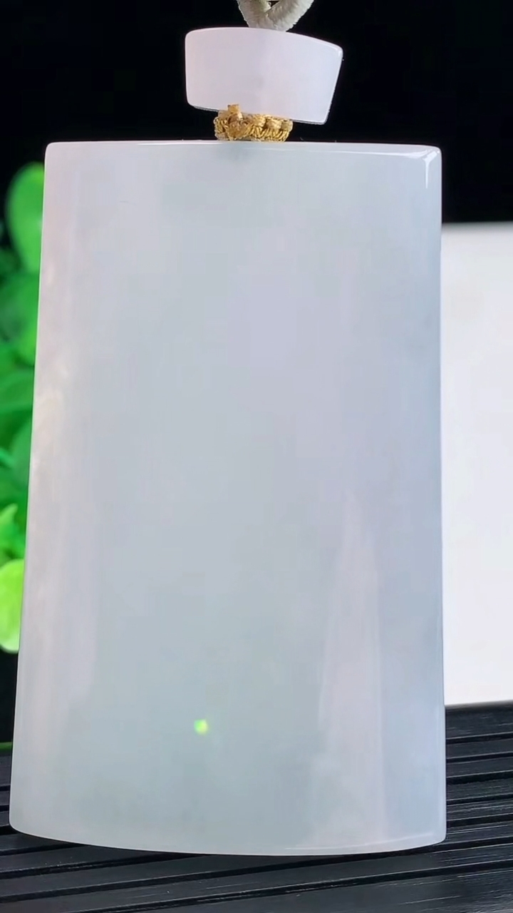 天然A货翡翠无事牌吊坠尺寸59.7-37.6-6.7重量50.33g
4月4日