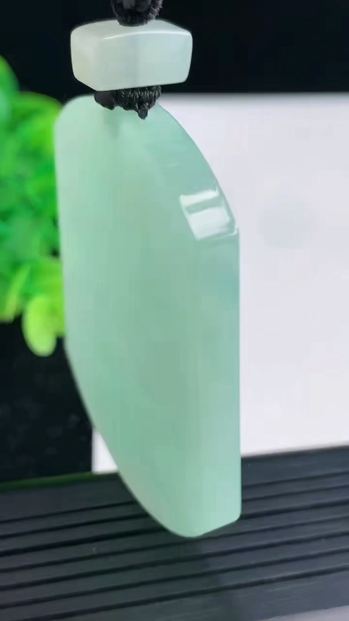 天然A货翡翠无事牌吊坠尺寸51.4-41.2-5.4重量:39.02g
4月4日