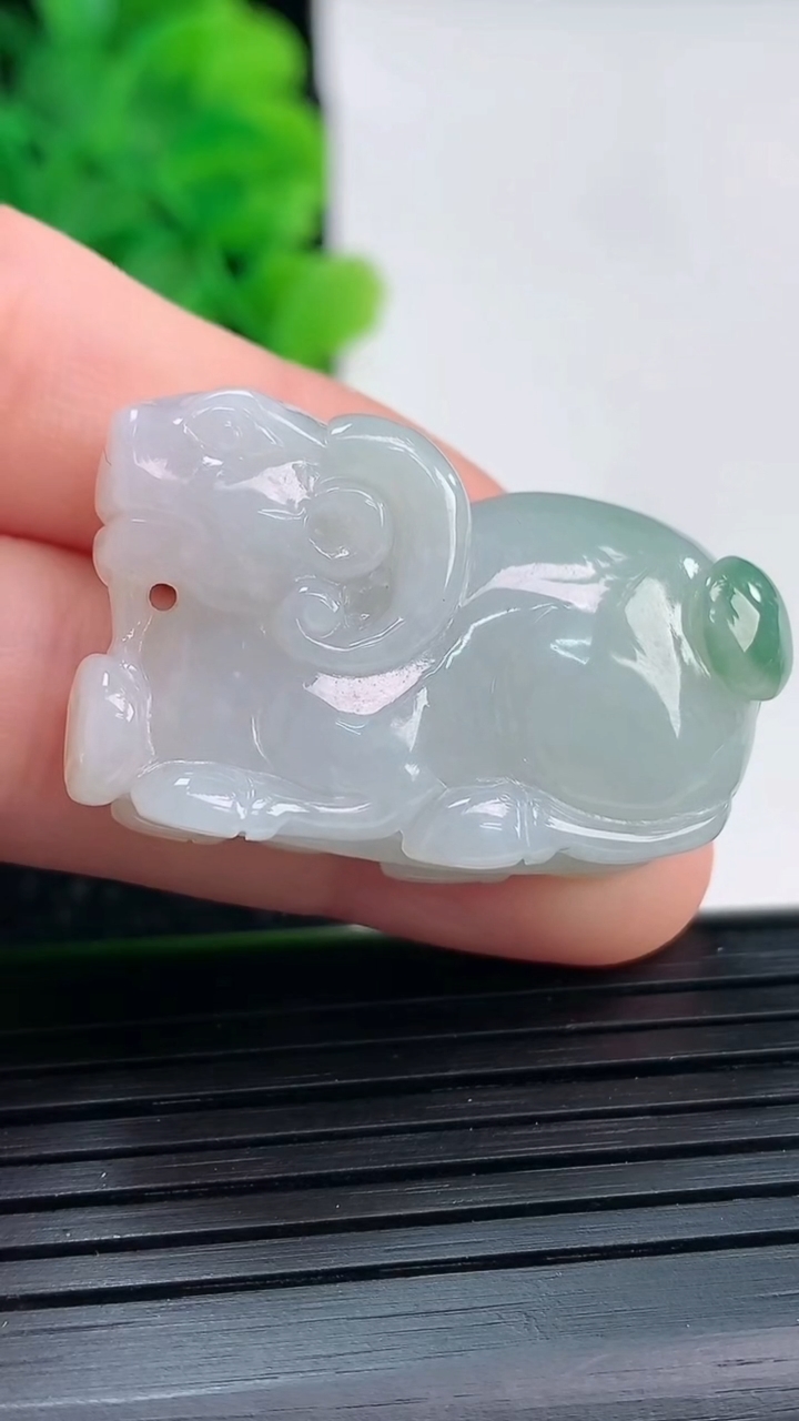 天然A货翡翠生肖羊吊坠尺寸20-34-11.2重量:16.39g
4月4日