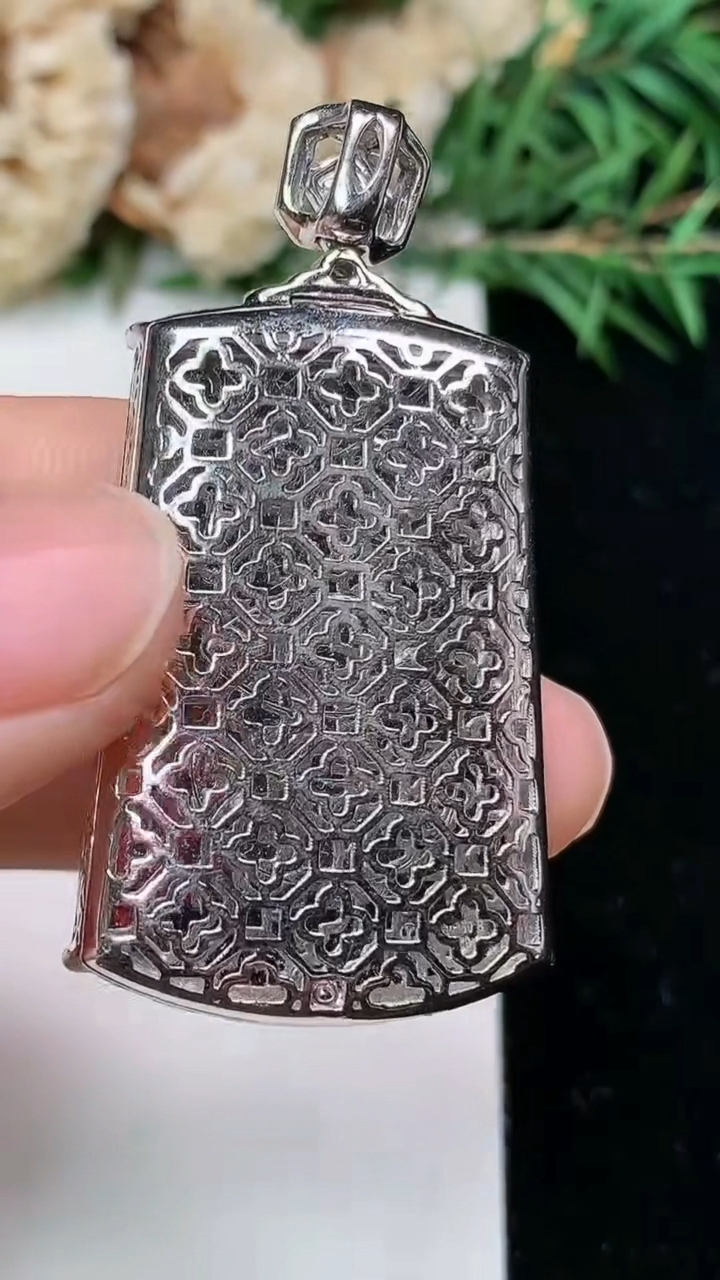 天然A货翡翠无事牌吊坠，尺寸35-23-6.7，重量:11.50g
4月4日