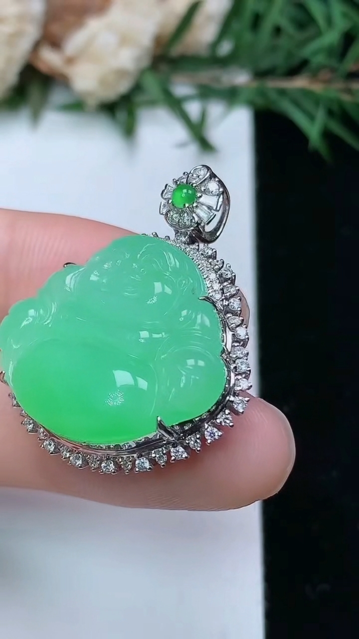 天然A货翡翠佛公吊坠，尺寸30.2-26.6-9.6，裸石19.2-23，重量:7.34g
4月4日