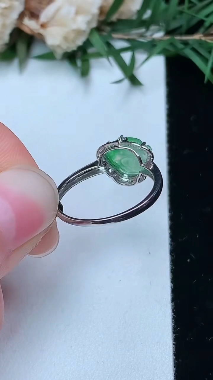 天然A货翡翠佛公戒指，尺寸16.9-7-8.8，重量:1.45g2026年4月4日
工厂直销收藏佳品,种好水足，色泽均匀，有种有色，上手高大气！