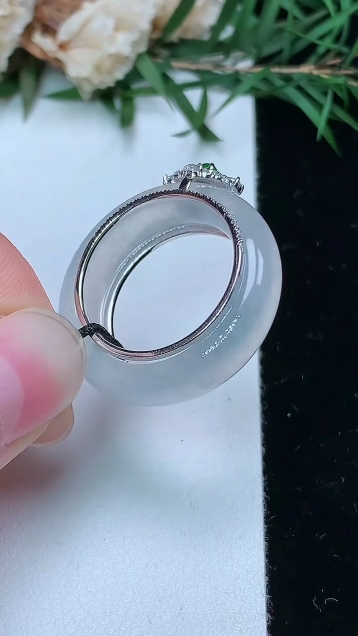 天然A货翡翠白冰指环戒指，尺寸17.8-6-3.8，重量:6.10g2026年4月4日
工厂直销收藏佳品,种好水足，色泽均匀，有种有色，上手高大气！
