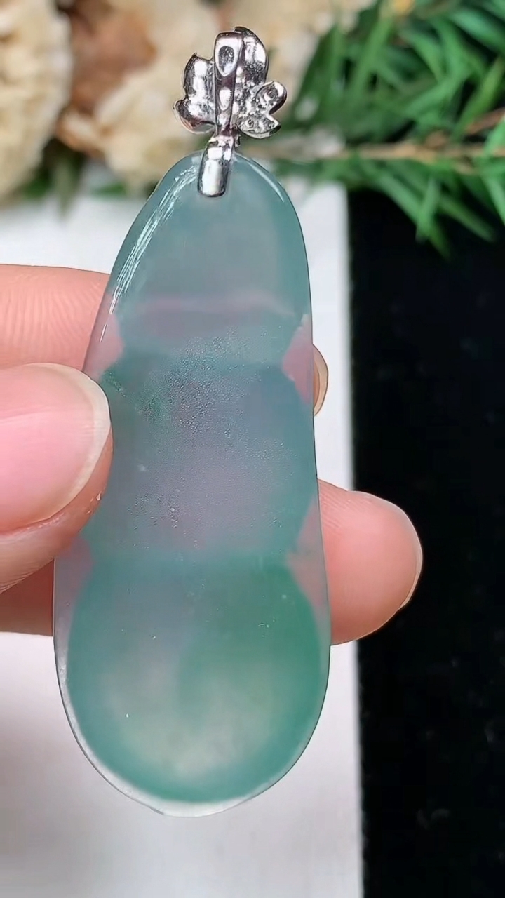 天然A货翡翠福豆吊坠，尺寸42.7-18-6.7，重量:9.50g
4月4日