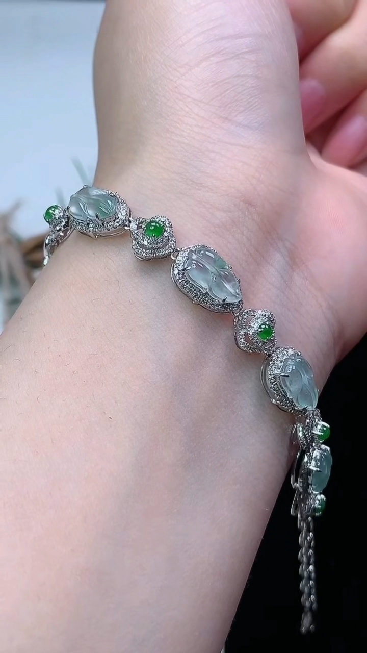 天然A货翡翠飘花金枝玉叶 叶子手链，尺寸10-5.8，重量:7.76g
4月4日