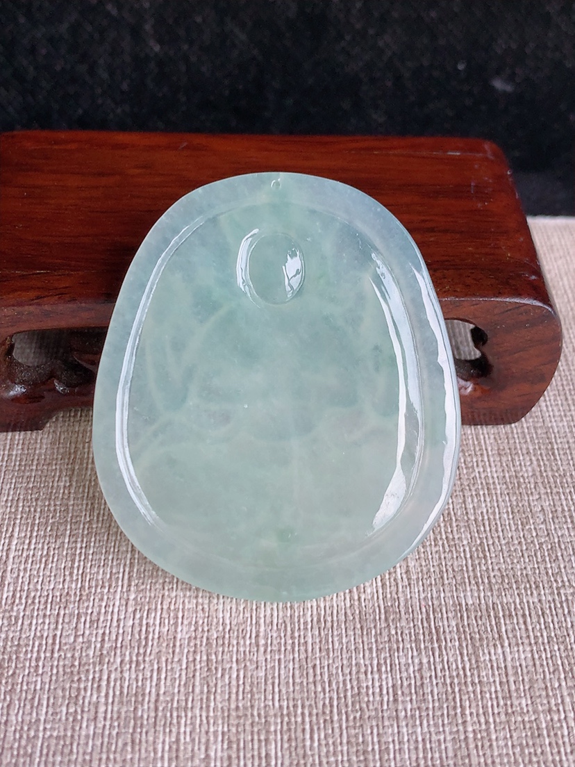 天然A货翡翠晴水千手观音吊坠 
尺寸54-46.2-4.8mm 重量23.96g 0404