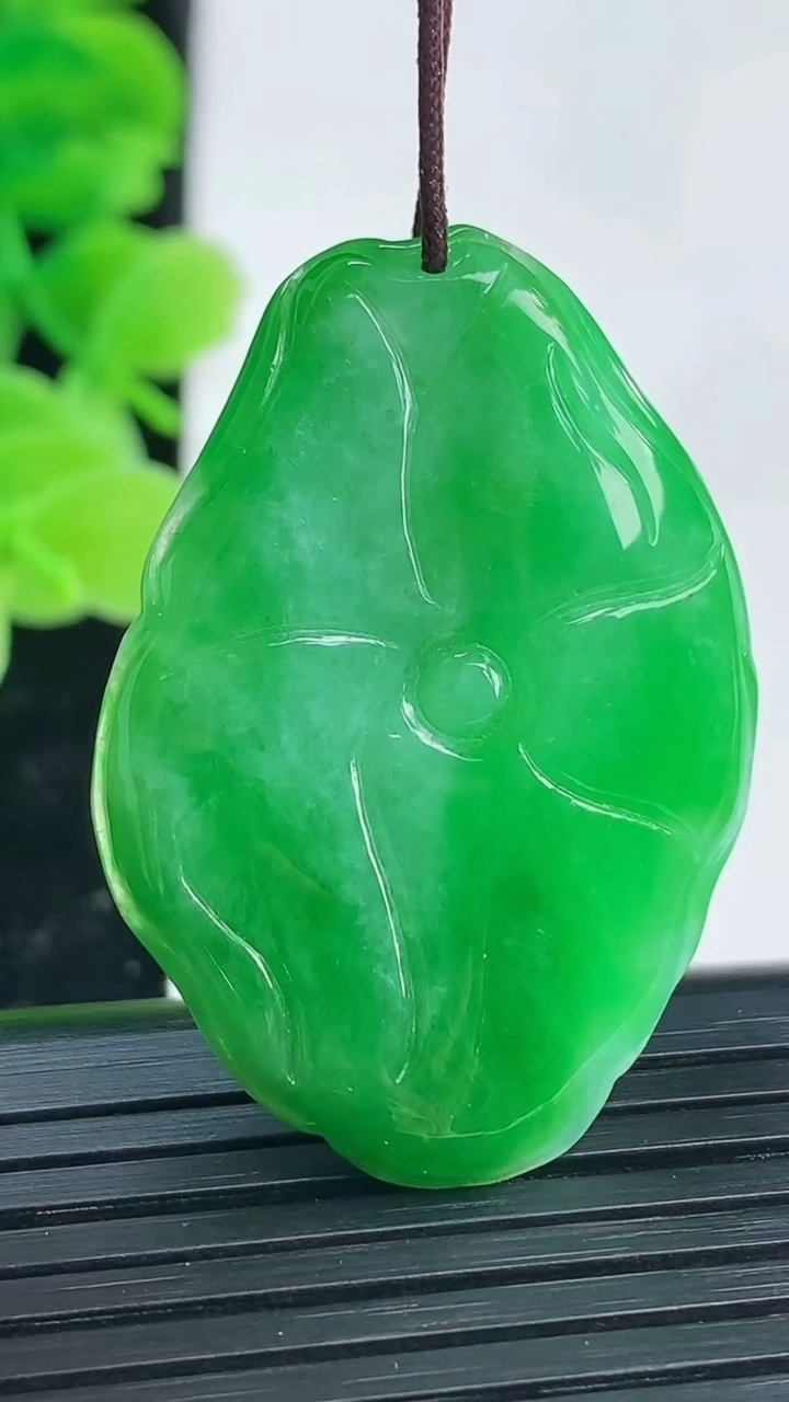 天然A货翡翠荷叶吊坠尺寸38.5-26.8-5.7重量:10.18g
4月4日