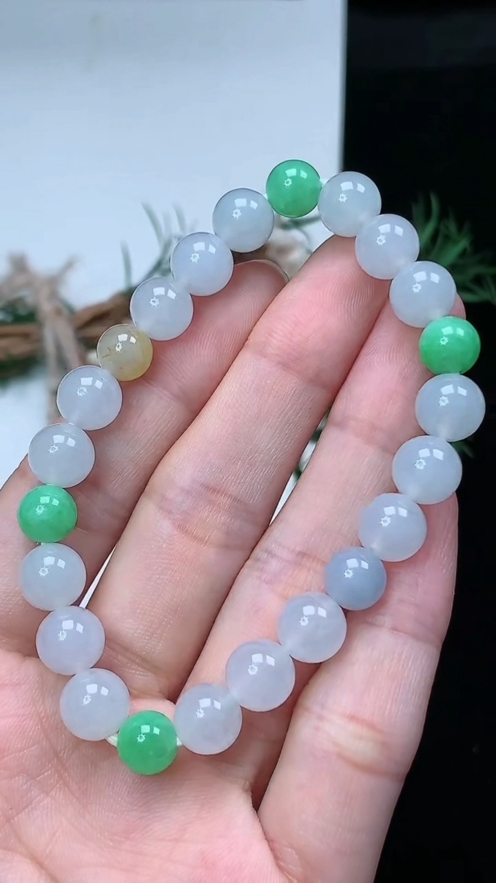 天然A货翡翠三彩圆珠手串，尺寸8-23颗，重量:20.00g4月4日
工厂直销收藏佳品,种好水足，色泽均匀，有种有色，上手高大气！