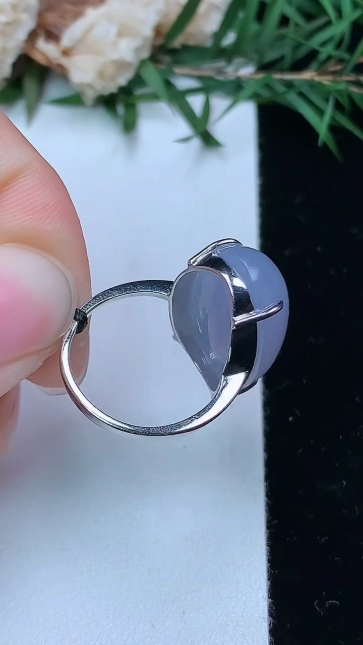 天然A货翡翠k金紫罗兰蛋面戒指，尺寸15.9-19.6-12.3，重量:5.64g2026年4月4日
工厂直销收藏佳品,种好水足，色泽均匀，有种有色，上手高大气！