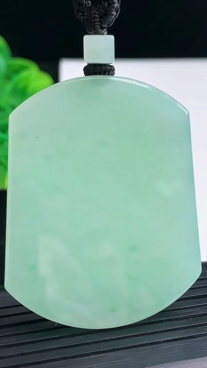 天然A货翡翠无事牌吊坠尺寸51.4-41.2-5.4重量:39.02g
4月4日