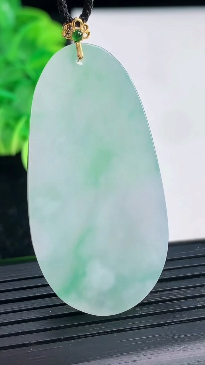 天然A货翡翠无事牌吊坠尺寸49-24.8-4.2重量:14.54g
4月4日