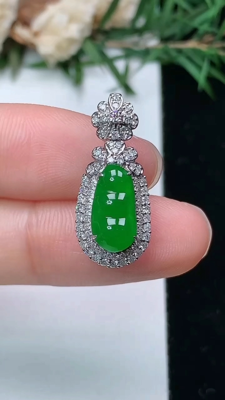 天然A货翡翠福豆吊坠，尺寸23.2-9.9-9，裸石10.9-5.8，重量:2.82g
4月4日