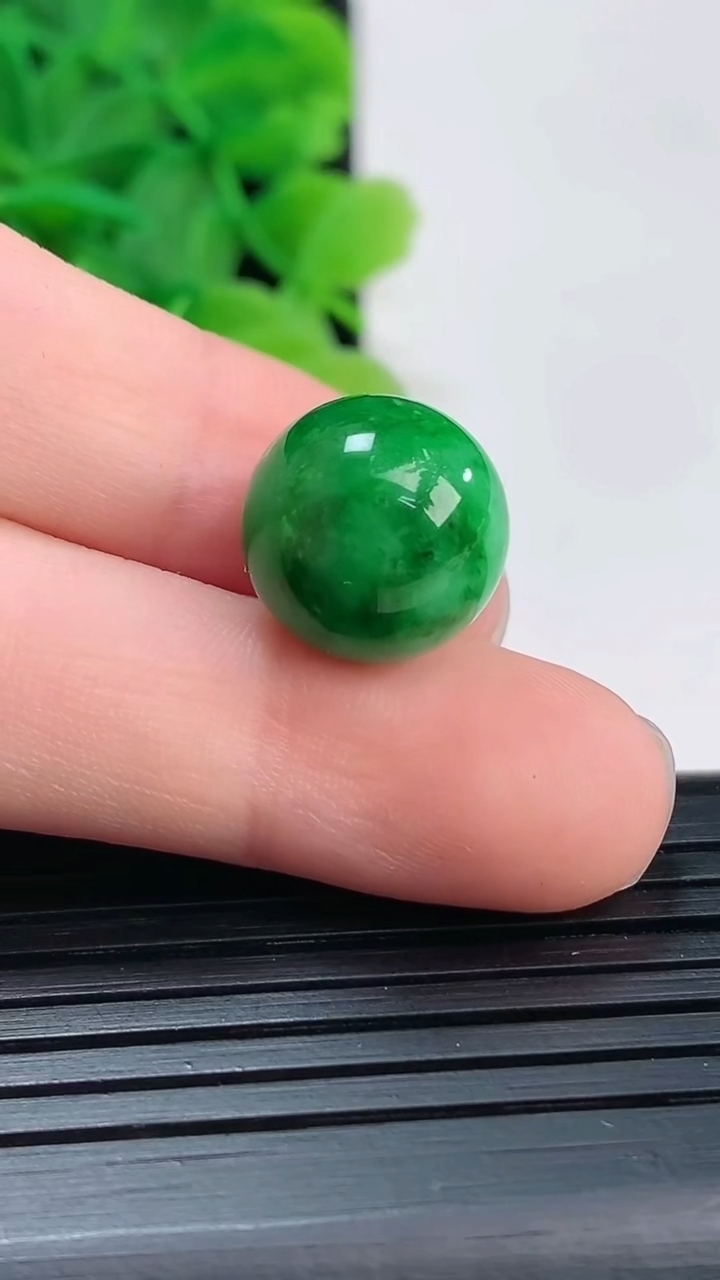 天然A货翡翠圆珠镶嵌件尺寸12.7重量:3.48g
4月4日