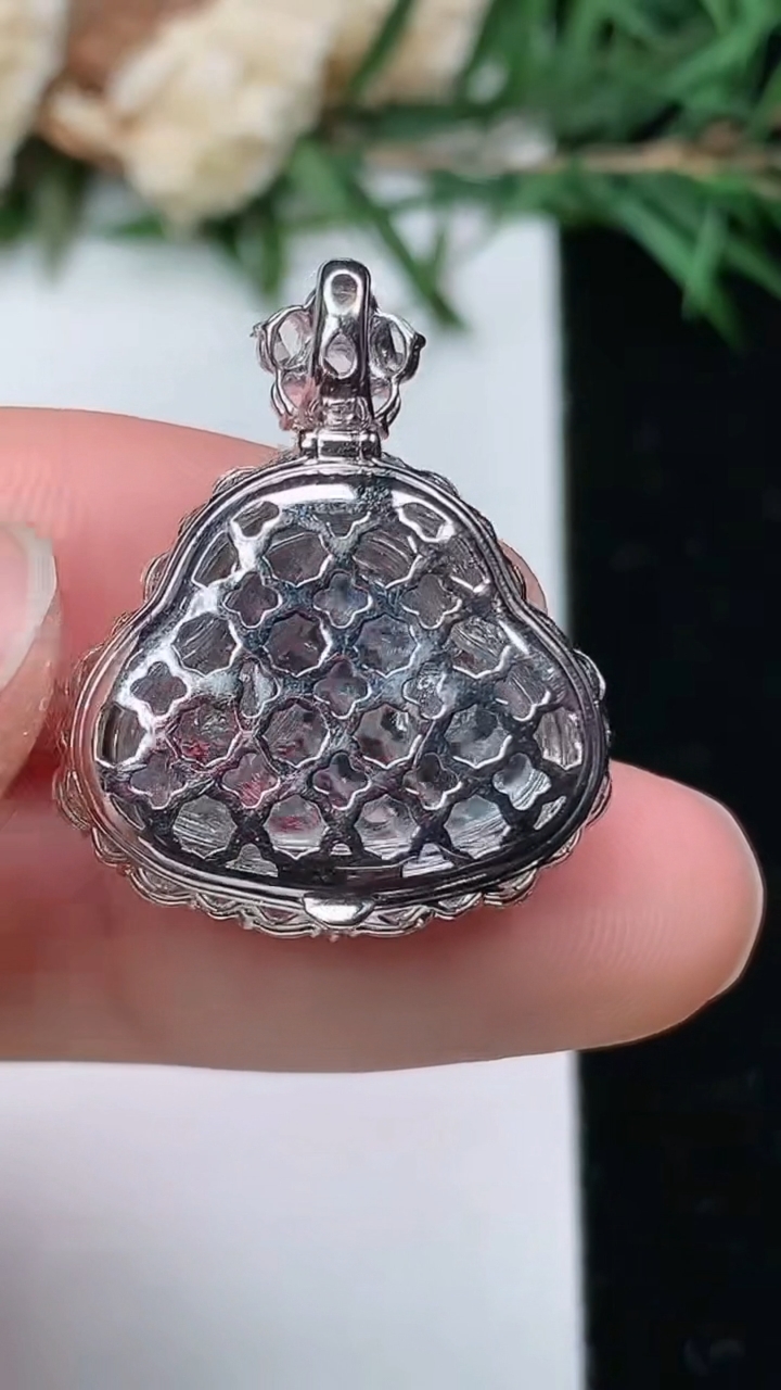 天然A货翡翠佛公吊坠，尺寸25-20.7-10.7，裸石13-16.8，重量:4.69g
4月4日