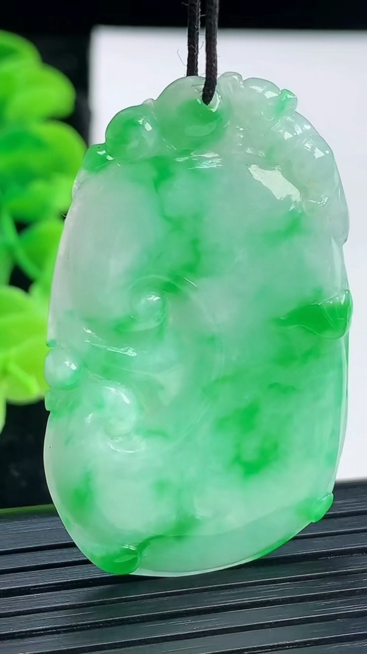 天然A货翡翠如意吊坠尺寸47.6-28.7-3.9重量:12.13g
4月4日