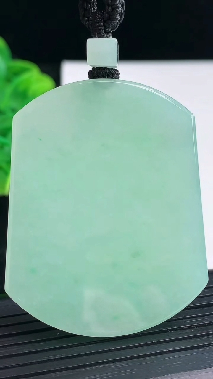 天然A货翡翠无事牌吊坠尺寸51.4-41.2-5.4重量:39.02g
4月4日