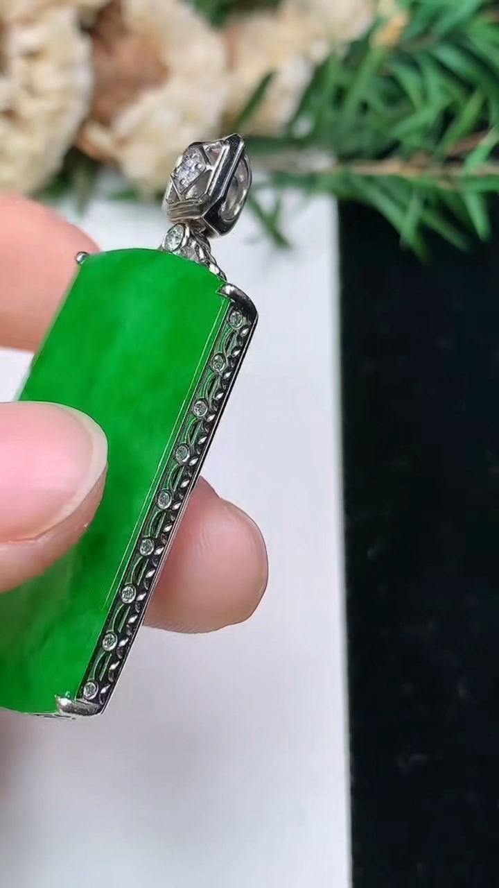 天然A货翡翠无事牌吊坠，尺寸35-23-6.7，重量:11.50g
4月4日