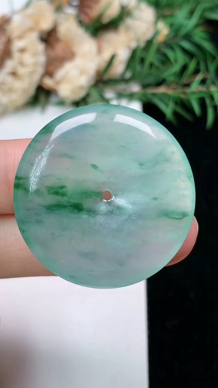 天然A货翡翠飘花平安扣吊坠，尺寸31.2-5.3，重量:10.53g
4月4日