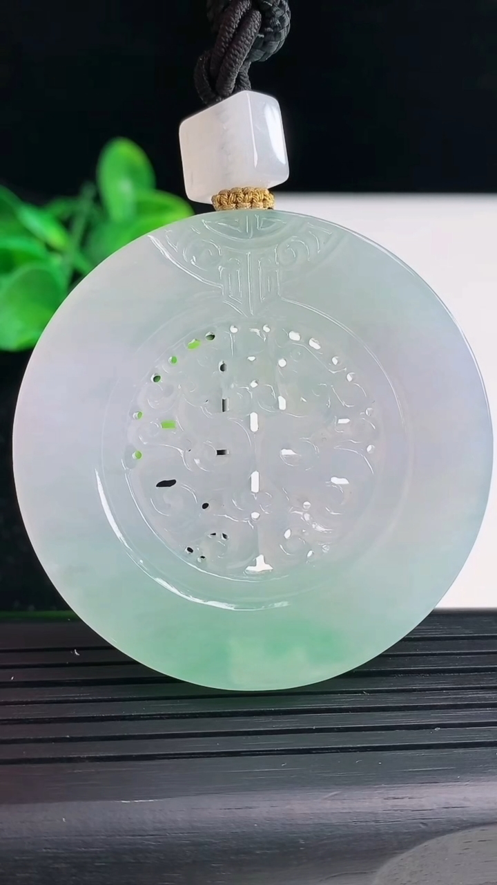 天然A货翡翠仿古无事牌吊坠尺寸52.6-5.7重量:44.94g
4月4日